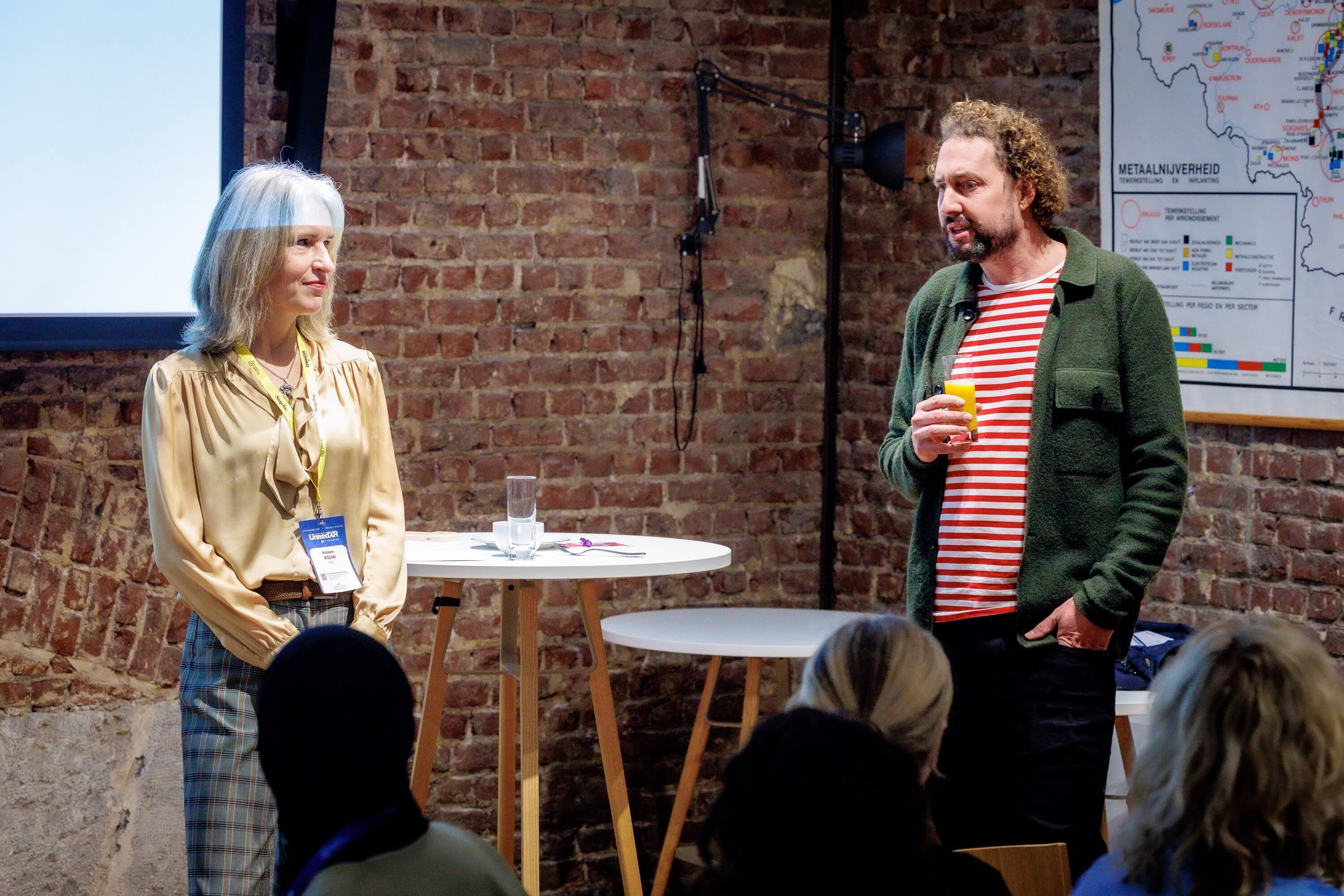 twee mensen op een podium