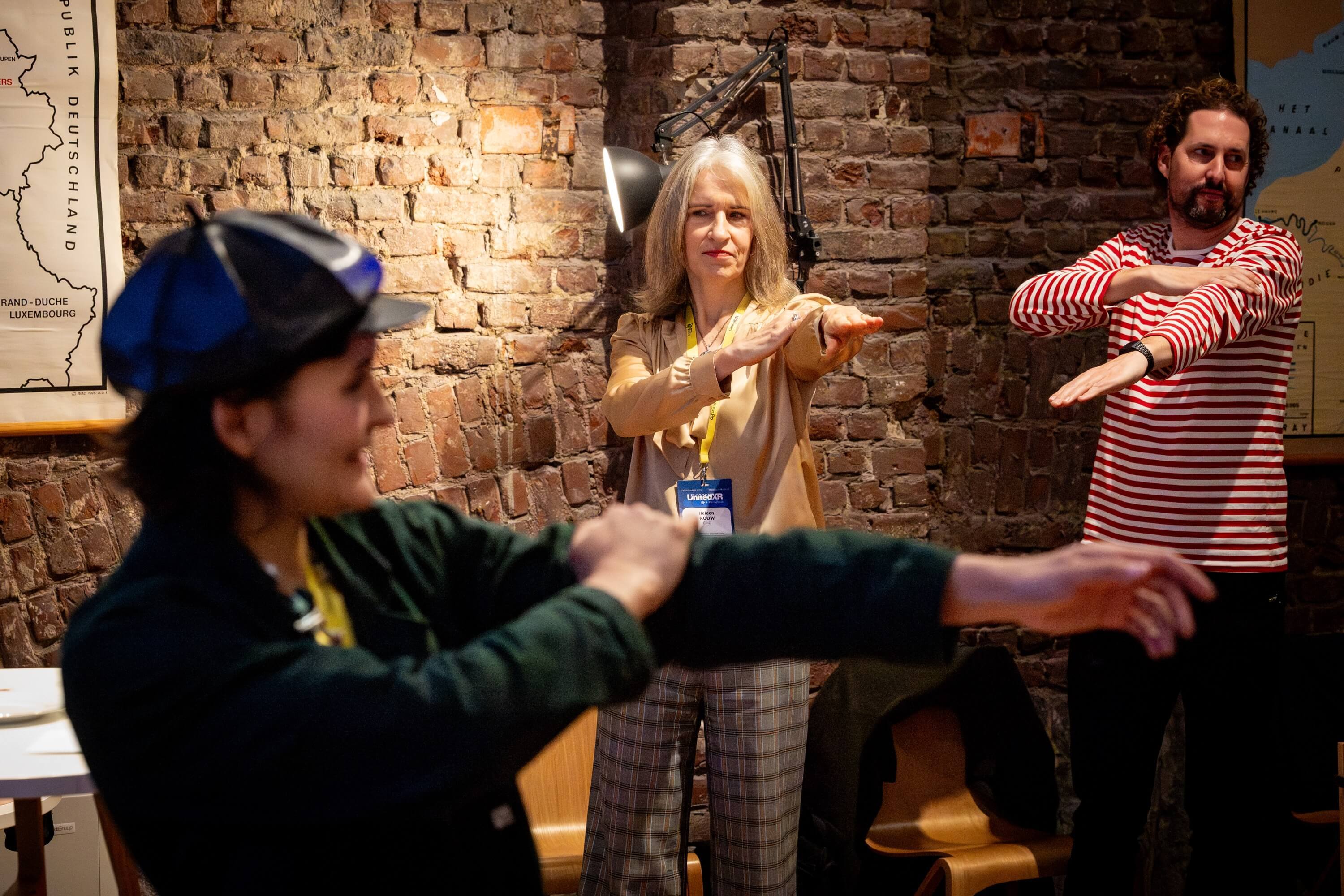 mensen die een ochtend-warmup-oefening doen