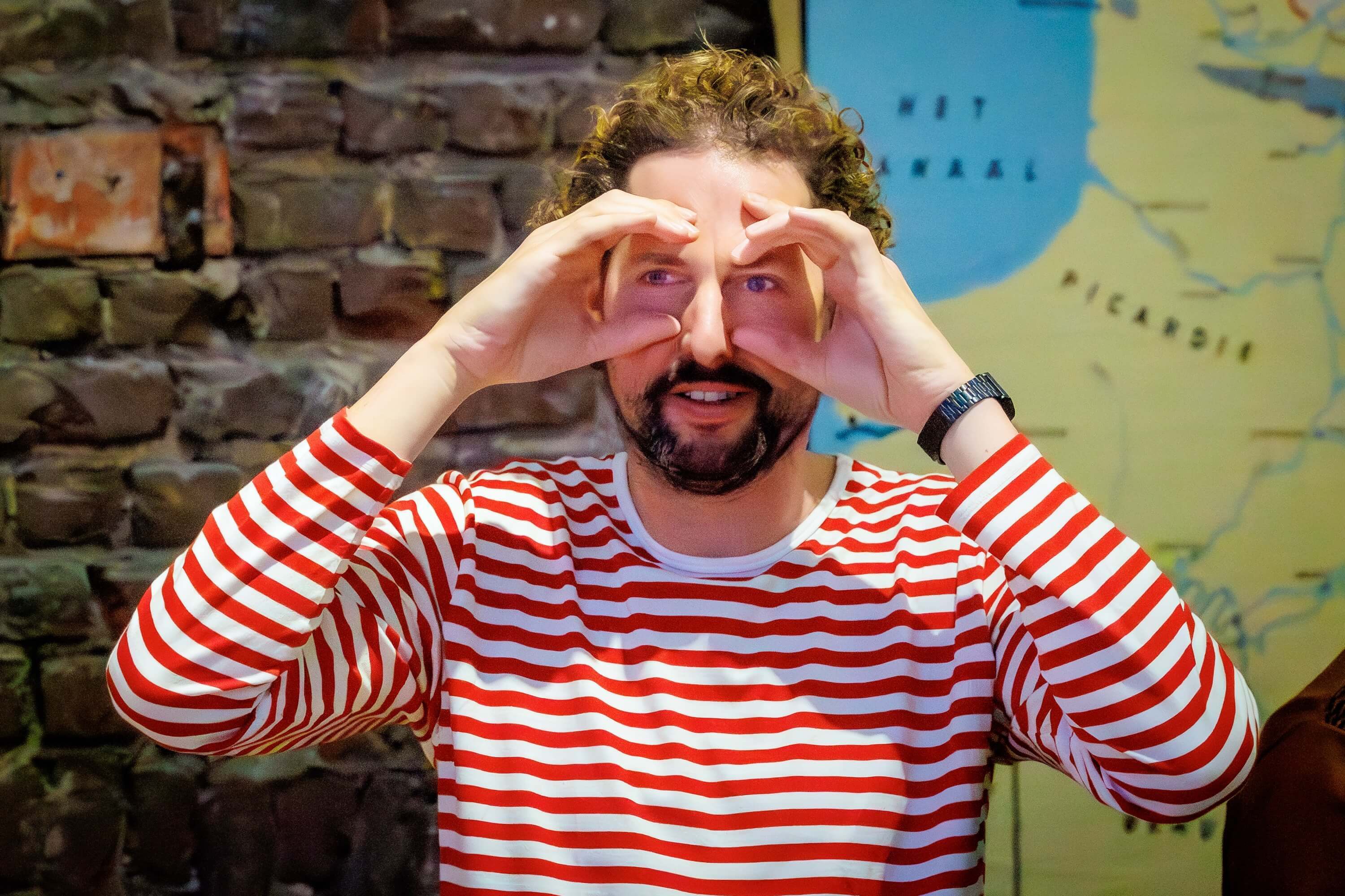 een iemand met handen voor zijn ogen