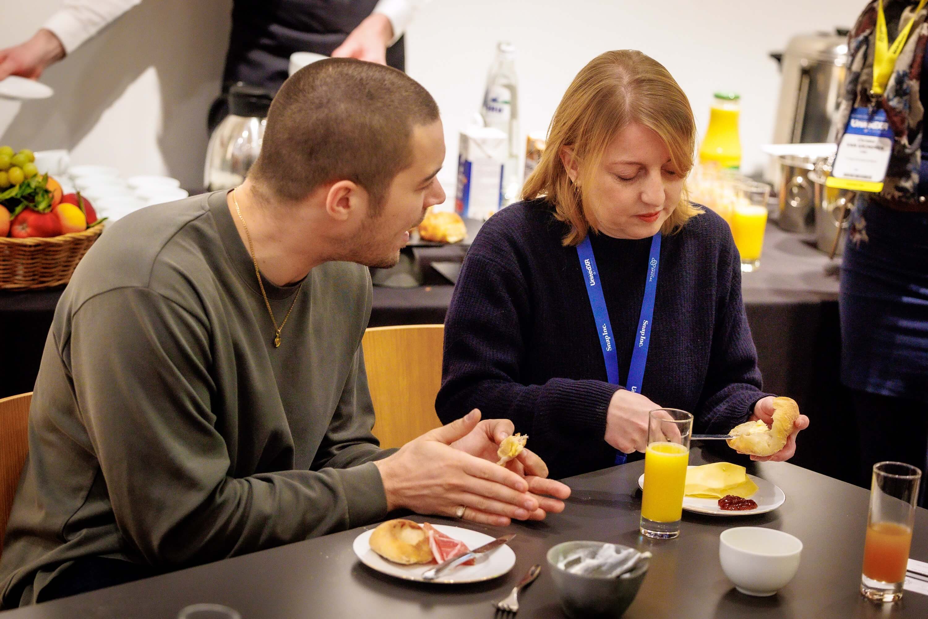 twee mensen aan ontbijt